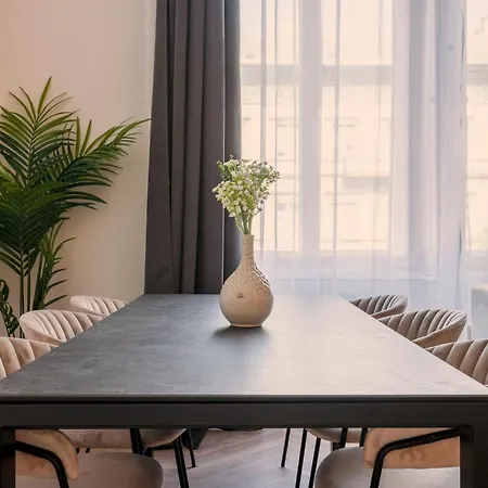Exclusive 3bedrm Stylish By Prestige Homes Apartment Budapest